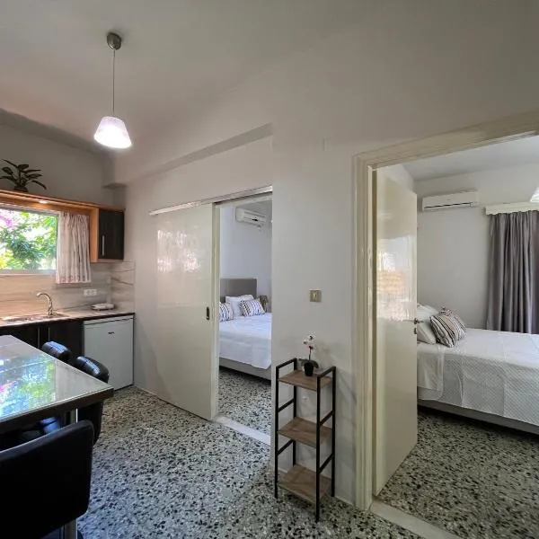 Nikos Studios Apts & Suites, hotel en Kerion