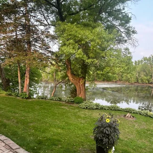 Breezeway Bay - Waterfront Full House, hotel in Wisconsin Dells