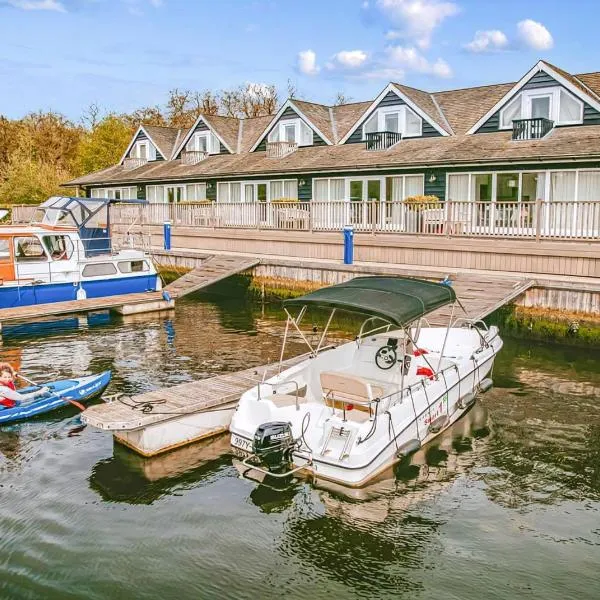 Yare View Holiday Cottages, hotel en Brundall