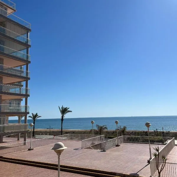 Apartamento primera línea Playa Peñíscola para familia 4 pax, hotel in Peñíscola