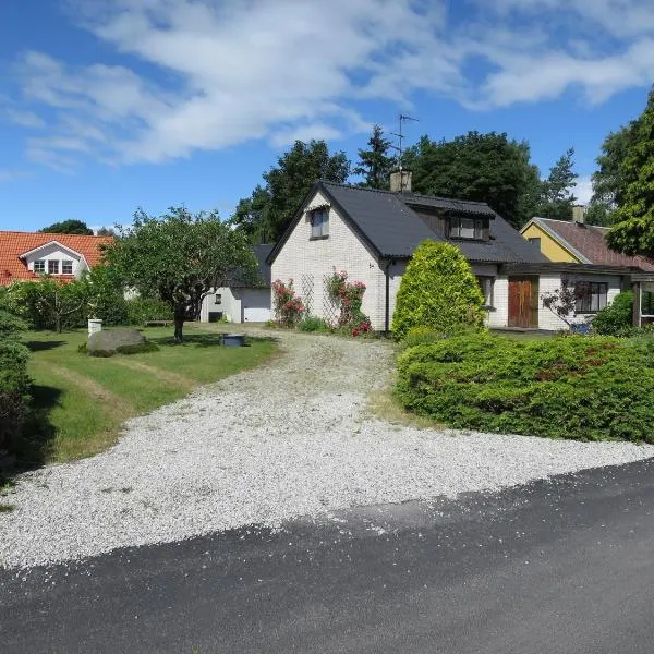 Trivsamt hus på Österlen i Ullstorp, hotel v destinaci Tomelilla