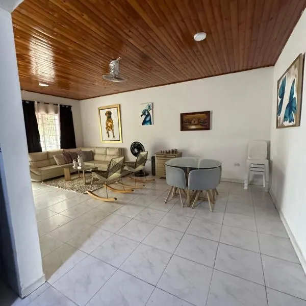Casa con tres dormitorios y garaje, hotel v destinaci Montería