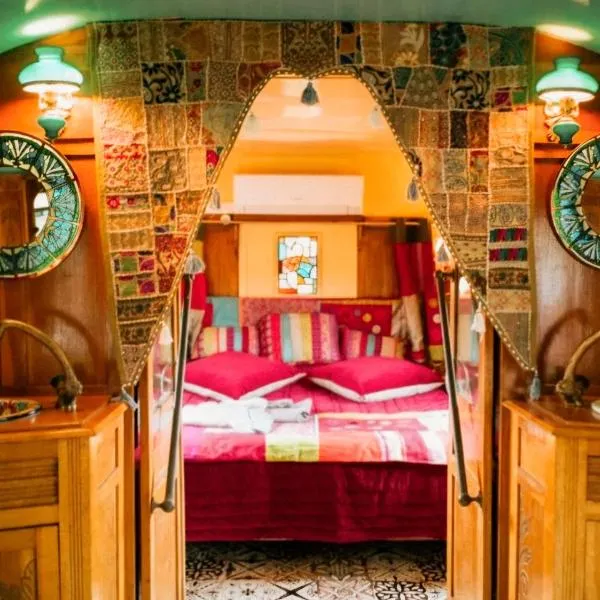 Magnifique Roulotte Bohème 1930, hotel v destinaci Mézos