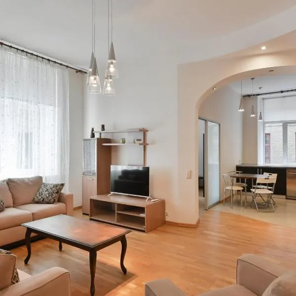 Spacious 82 m2 2 bedroom Flat and Roof Terrace in the Heart of Riga, hotel v Rige