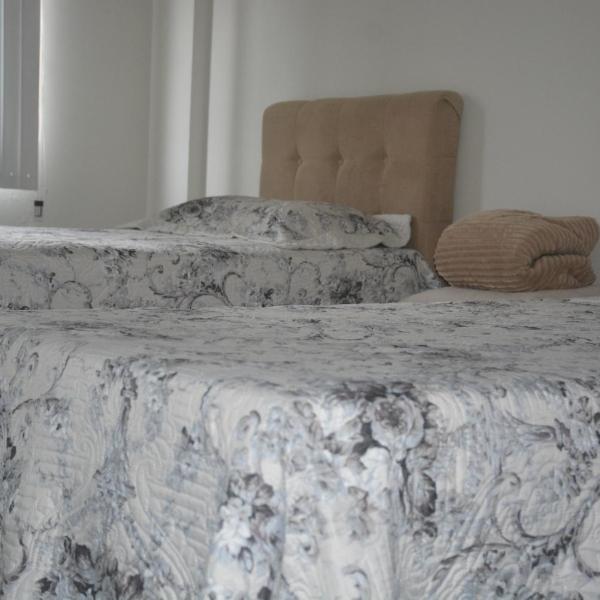 Dois quartos Cozinha completa Wi Fi Self check in com senha Central e perto de tudo a 4,4Km da Rodoviária e 15,4Km do Aeroporto Apartamento 101 - Foto 2