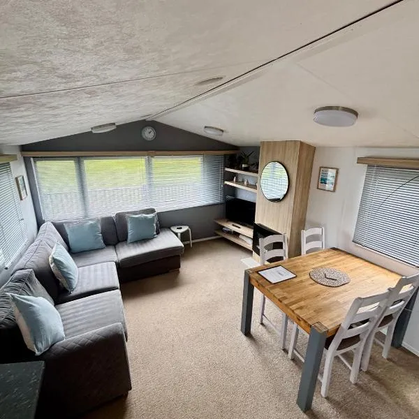 Modern Two Bedroom Lodge on Seven Bays Holiday Park near Padstow, hotel di Saint Merryn