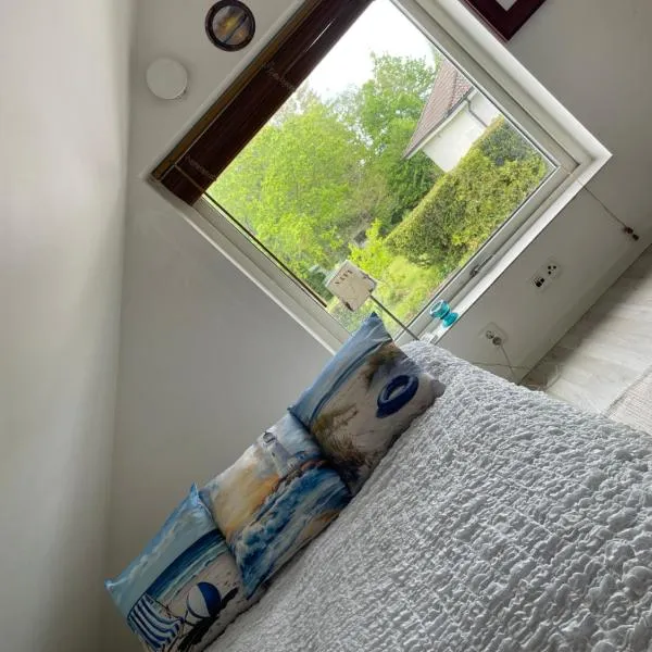 Sea-Inspired Suite for You and Your Pet, hotel in Öjersjö