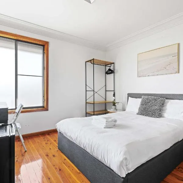 Peaceful & Central Stay in Liverpool - Private Double Room - Shared Bathroom, hotel Liverpoolban