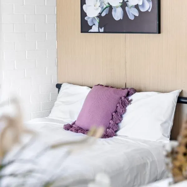 Quiet Crescent Stay in Liverpool - Comfortable Double Room - Shared Bathroom, hotel in Liverpool