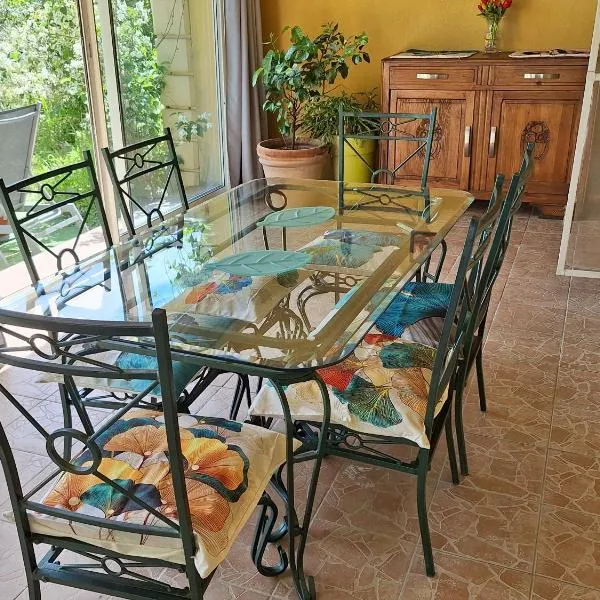 Maison Rustrel entre ocres et lavandes 3 chambres, hotel di Rustrel