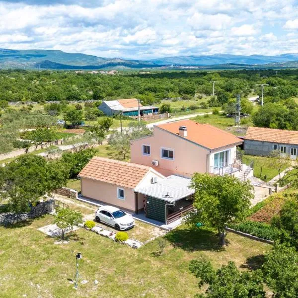 Apartment Martin-nearby Krka National park, hotel v destinaci Kaočine