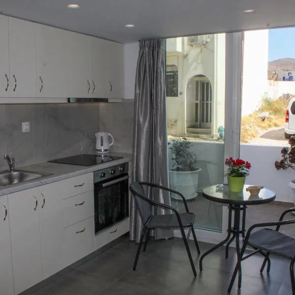 Rita's Apartments, hotel in Tinos Town