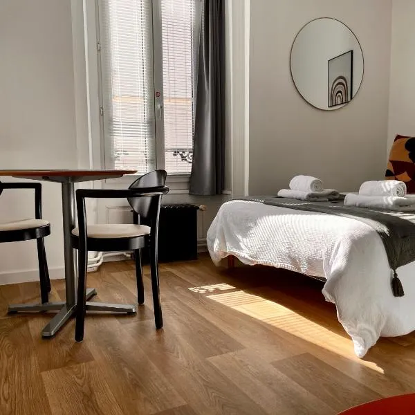 Le Quarante cinq -3, hotel in Laval