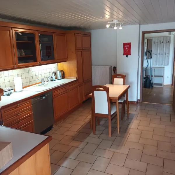 3 Zimmer 1OG 100qm Wintergarten Dachterrasse super Badezimmer, Hotel in Tangstedt