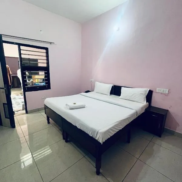 Mahadev Hotel !! Near Chandigarh Int'l Airport !, hotel v destinaci Chandigarh Airport