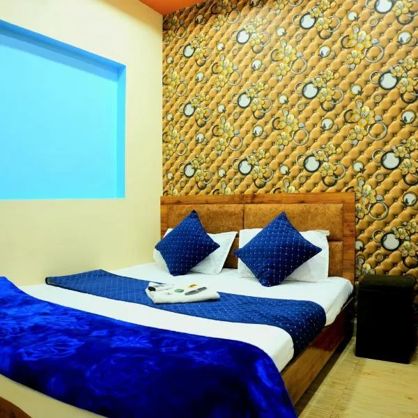 Near Shri Mahakaleshwar Jyotirlinga Temple HOTEL GANARAJ # SHARNAM - Providing Spacious Rooms With Free Wi-Fi - Free Parking Available - Best Hotel In Ujjain, hotel v destinaci Udždžain