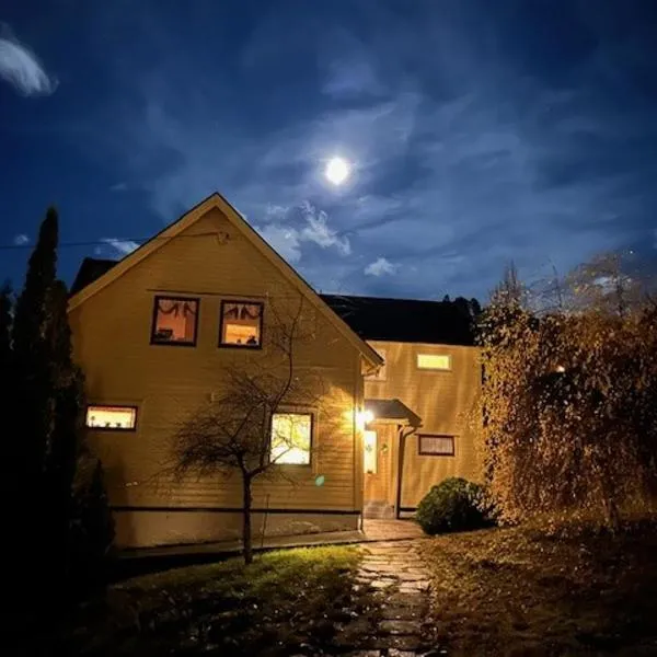 The Yellow House, hotel u gradu 'Sykkylven'