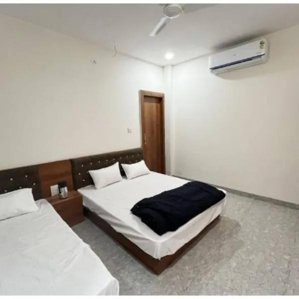 Near Shri Mahakaleshwar Jyotirlinga Temple HOTEL G-A-R-I-M-A ! UJJAIN - Providing Air Conditioned Rooms With Free Wi-fi Facility And Free Parking Available, hotel v destinaci Udždžain