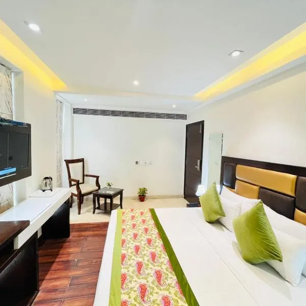 Hotel Aura IP Grand Karkardooma New Delhi، فندق في نيودلهي