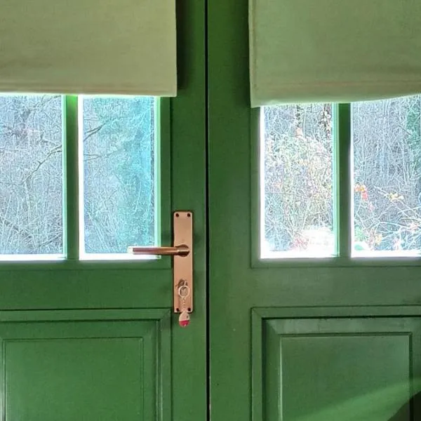 La Roulotte 4pl confort Au bord de la Rivière, hotel in Laguépie