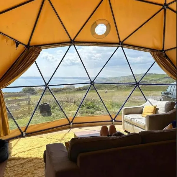Geodesic Dome with Sea Views, hotell i Pendine