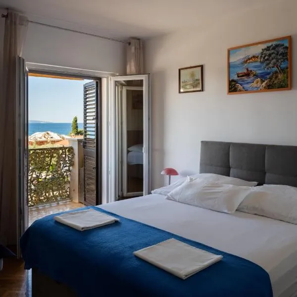 Yellow house apartments, hotel en Podstrana