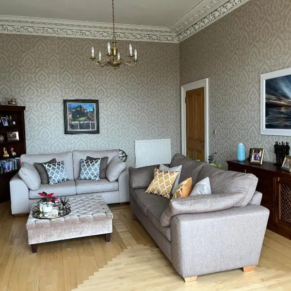 Quiet room in vibrant Bruntsfield with private parking, hotel in Edinburgh
