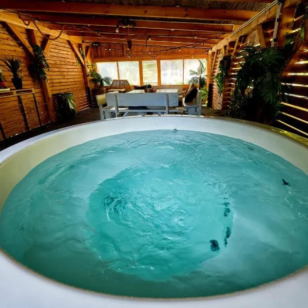 Aloha Glamp - Okrągłe domki - Las i rzeka - Balia - Sauna - Góry, hotel in Zagórnik
