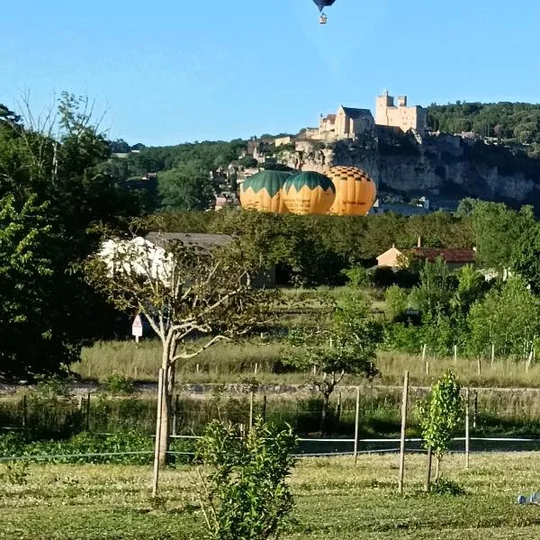 Chambres d'hôtes BELLE-VUE -Vue sur château, hotel in Castelnaud La Chapelle