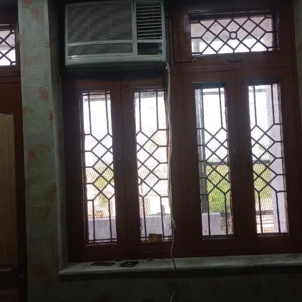 Krishna 2bhk apartment, hotel in Vrindāvan