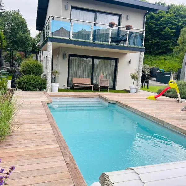 Maison T5 avec piscine T5chambres Annecy, hotel in Annecy