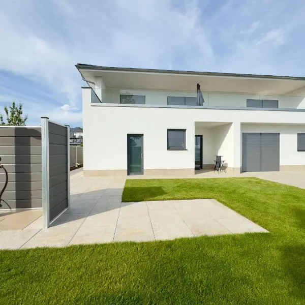 luxuriöse Villa Möwengeflüster - 220qm große Ferienwohnung für bis zu 8 Gästen mit Sauna direkt am Goitzschesee, hotel em Pouch