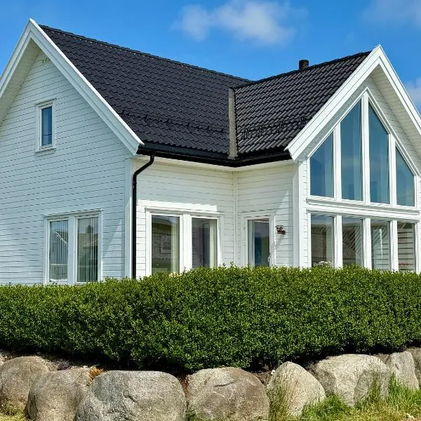 Holiday home near the sea, hotel em Farsund