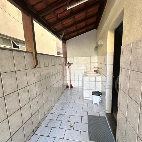 PRAIA DO MORRO GUARAPARI - 2 QUARTOS - 3 min a pé da orla - Garagem coberta e livre - WI FI - Area privativa - Foto 3