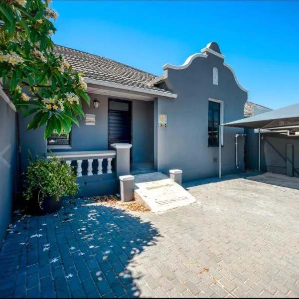 Strand Overnight - 24 Hour check-in - close to major private hospitals - sleeps 1- 4 guests - self catering - quiet neighborhood - week night low rate for single guest - weekends min 2 nights, hotel v destinaci Strand