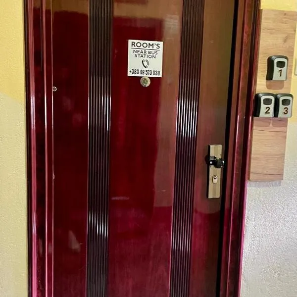 Rooms - near bus station, hotel a Pejë