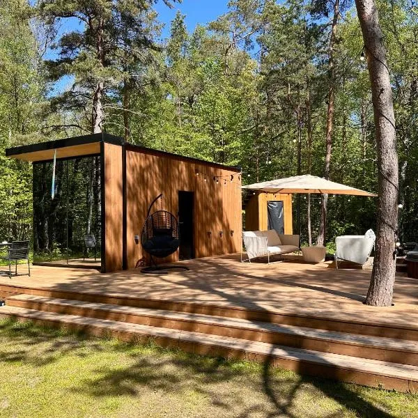 Telise TinyOne is a modern forest cabin with a cozy hot tub, hotel v destinaci Vööla