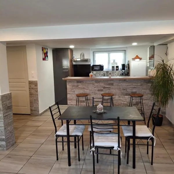 Appartements rénové a neuf au rez de chaussé de notre maison, hotel in Plourin