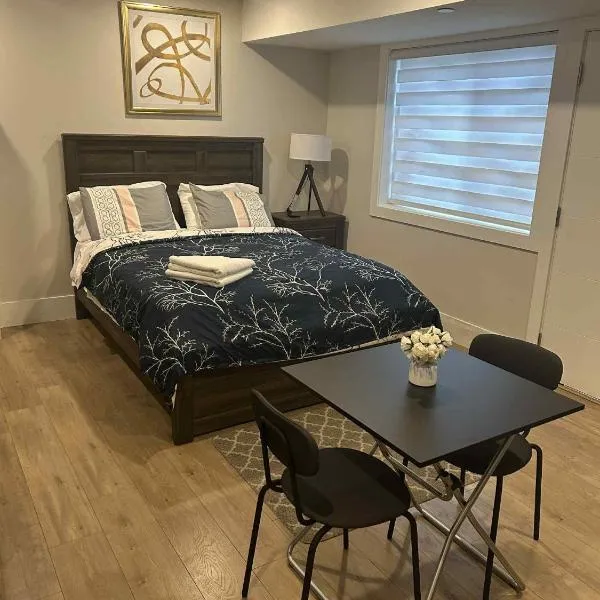 Spacious one Bedroom Suite Right in Downtown ! โรงแรมในเขตเมืองเมเปิลริดจ์