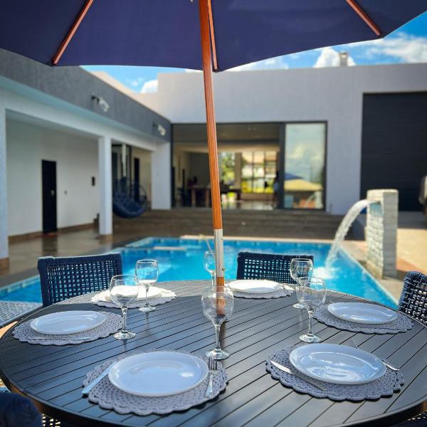 Casa Frente ao Lago com Piscina Aquecida no Melhor Condomínio