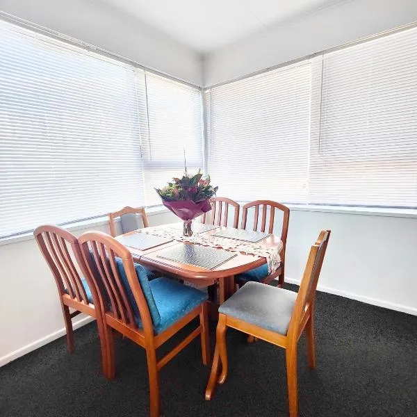 special in winter from 138 for three bedrooms unit in Johnsonville Wellington, hotel in Wellington