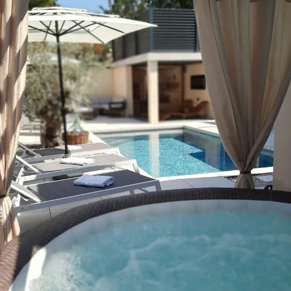 Villa Nostalgia - with private heated pool, jacuzzi and sauna, hotelli Koperissa