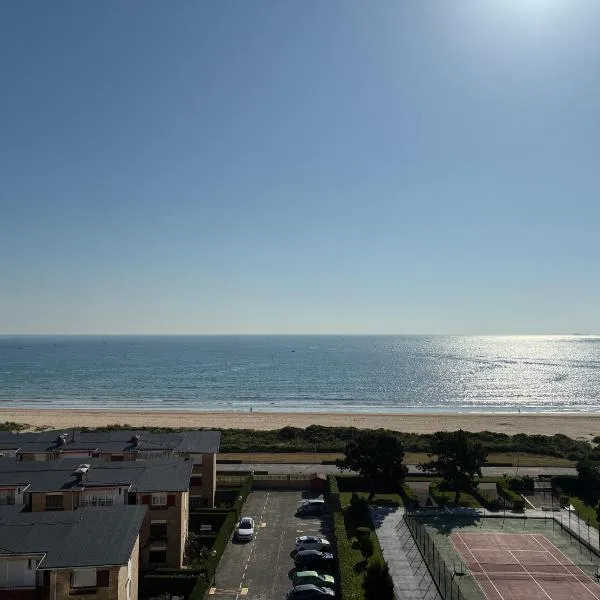 Laredo में, होटल Vistas al mar, a 1 min de la playa, terraza, wifi