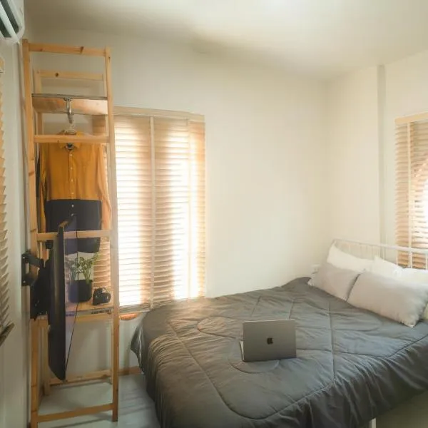 Uncle NID Hostel, hôtel à Lat Krabang