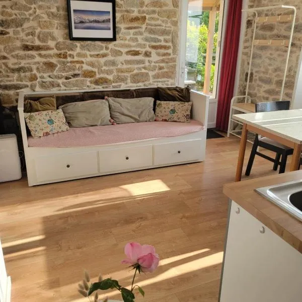 Charmant studio, avec cuisine et espace extérieur, hotel in Plouguerneau