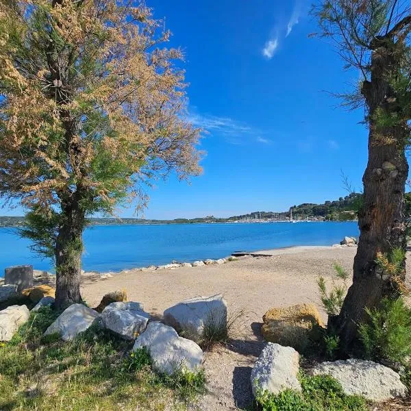 Au bord de la digue, hotel in Saint-Chamas