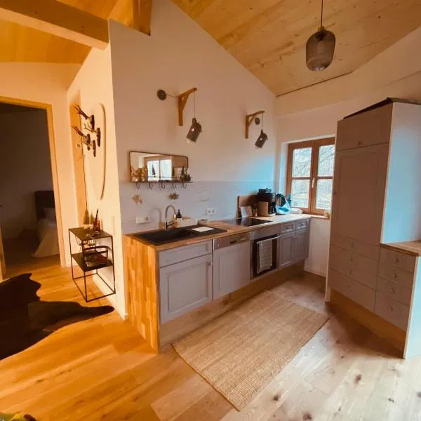 Gästehäuschen mit Kamin, hotel in Gauting