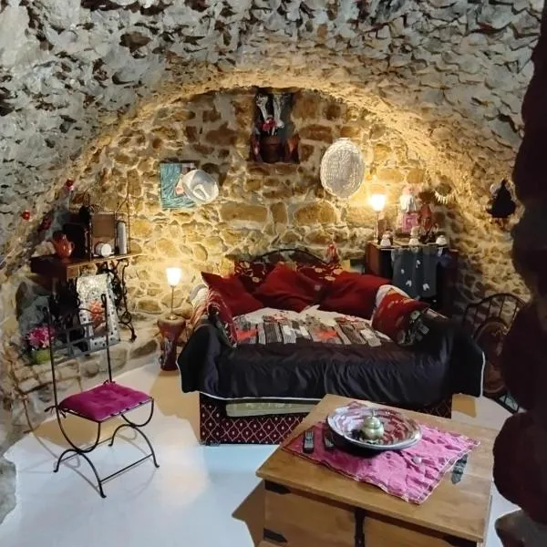 Cave SERAPHIE, hotel v destinaci Saint-Michel-de-Chabrillanoux