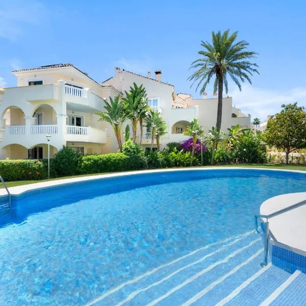 Stylish Apartment with Pool: Estepona'da bir otel