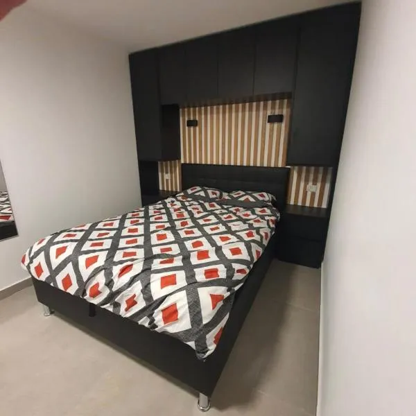 440 דירת נופש מושלמת לזוג, hotel in Bat Yam